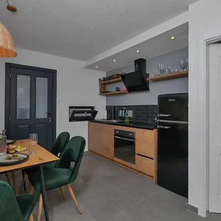 Romantic Stone House/city Center/beach!