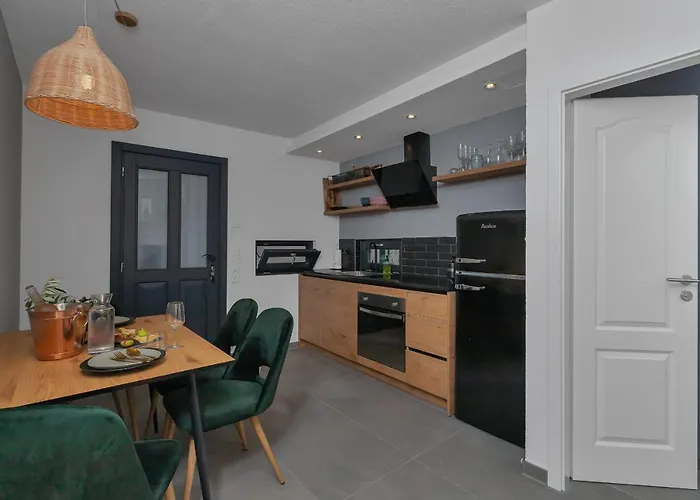 Romantic Stone House/city Center/beach!