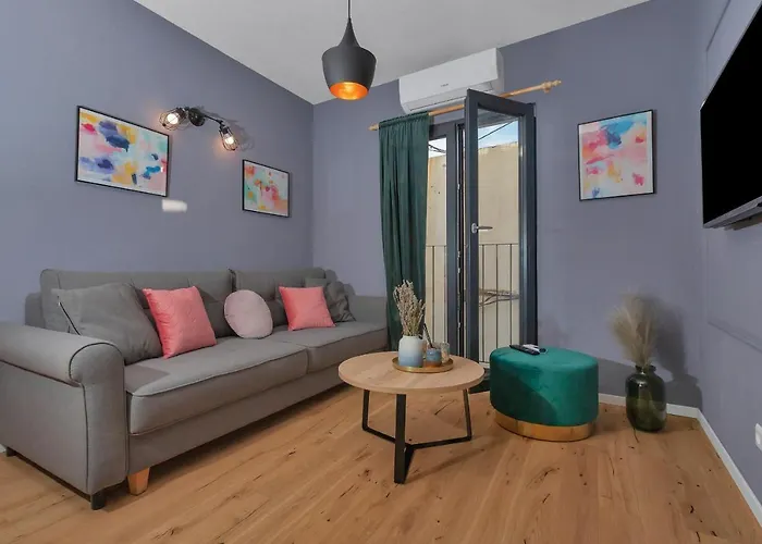 Casa vacanze Romantic Stone House/city Center/beach!