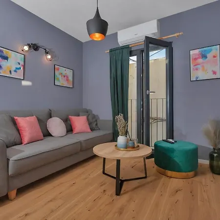 בית נופש Romantic Stone House/city Center/beach!