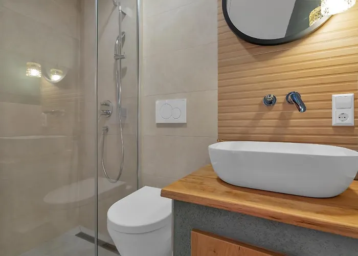 Romantic Stone House/city Center/beach! בית נופש *